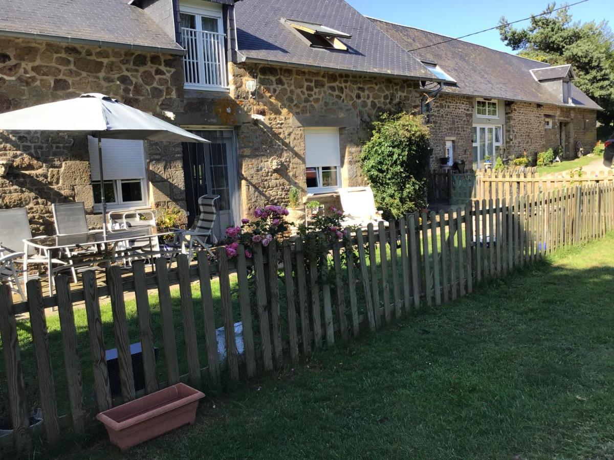 La Ville - Les Petits Champs Bed and Breakfast Buais-les-Monts Exteriör bild