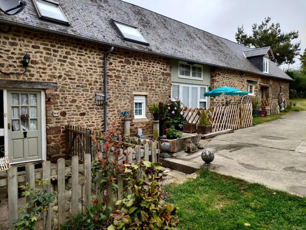 La Ville - Les Petits Champs Bed and Breakfast Buais-les-Monts Exteriör bild