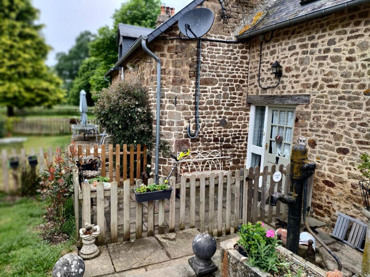 La Ville - Les Petits Champs Bed and Breakfast Buais-les-Monts Exteriör bild